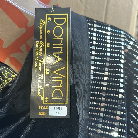 Brand new with tags Donna Vinci Church Cognic Velvet sequin caped dress - Picture 3 of 5